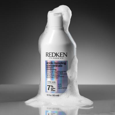 Redken Acidic Bonding Concentrate Dream Big Geschenkset Shampoo Acidic Bonding Concetrate 300 ml + Conditioner Acidic Bonding Concentrate 300 ml + Haarpflege Acidic Bonding Concentrate Leave-In Treatment 150 ml